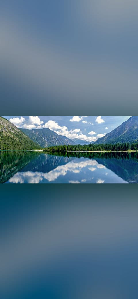 Fondo de pantalla Alpine Lake en tonos verde salvia y verde oscuro, Full HD, formato 21:9 para PC