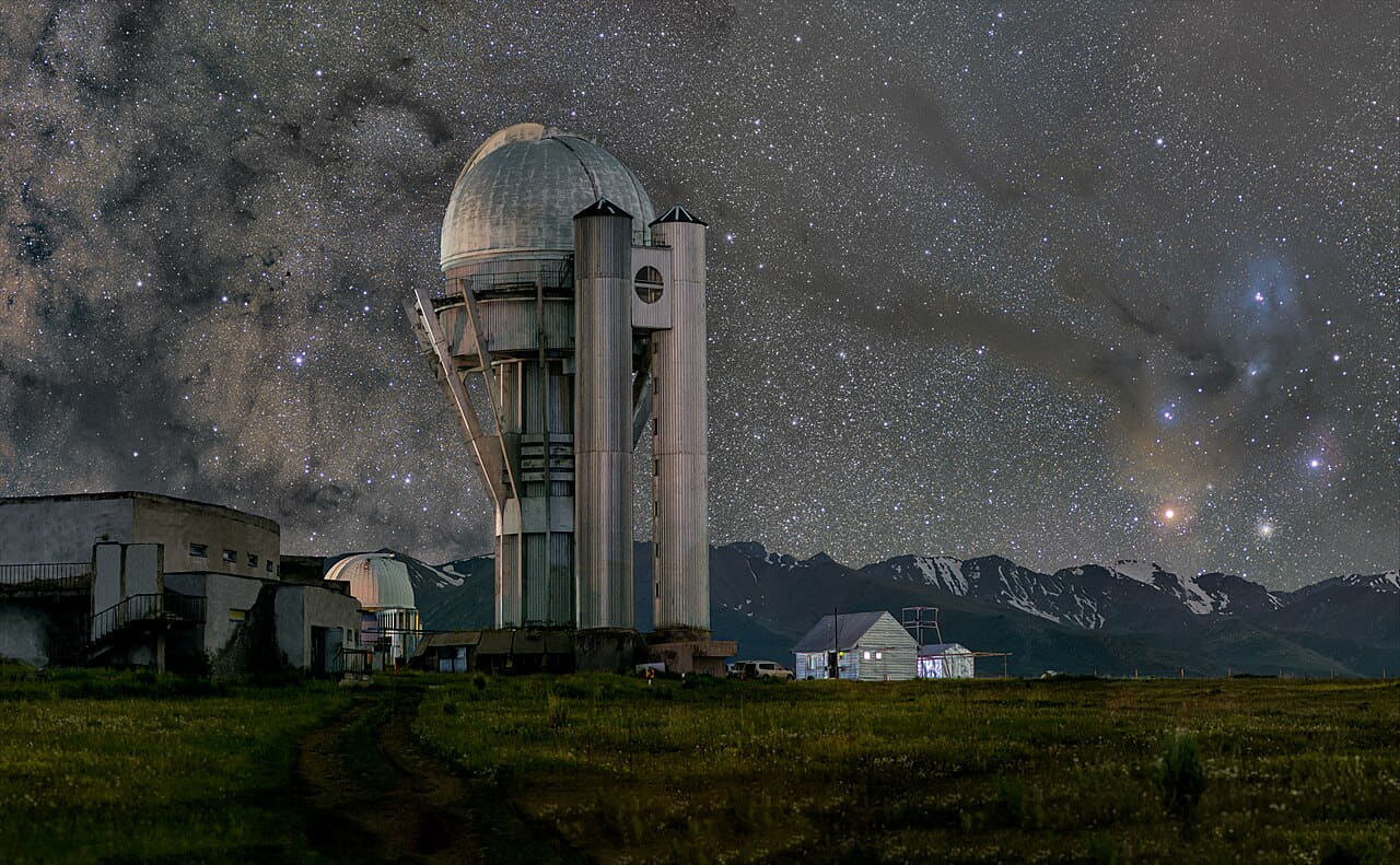 Fondo de pantalla Assy-Turgen Observatory against the backdrop of the… en tonos oliva y carbón, Full HD, formato 16:9 para PC