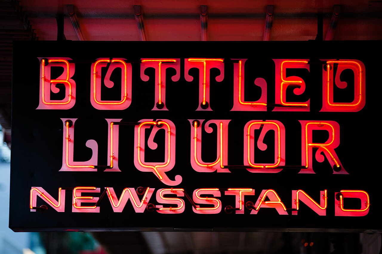 Fondo de pantalla Bottled Liquor en tonos near-black y near-black, Full HD, formato 4:3 para móvil