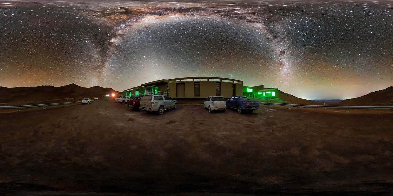 Fondo de pantalla Cerro Pachón Hotel Night Sky Panorama en tonos near-black y charcoal, Full HD, formato 16:9 para móvil