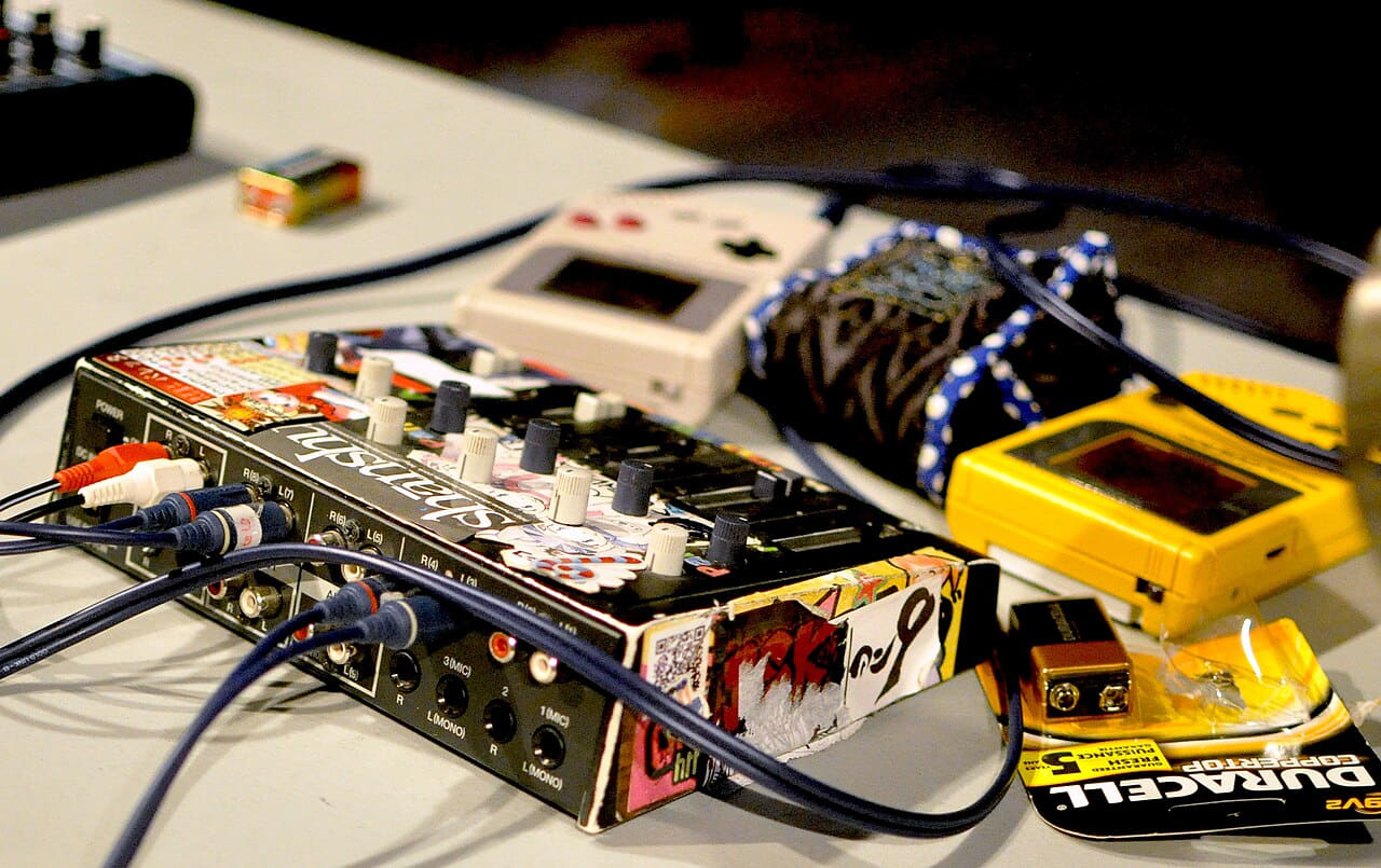 Fondo de pantalla Chiptune-Setup-Game-Boys en tonos near-black y blush, Full HD, formato 16:9 para móvil