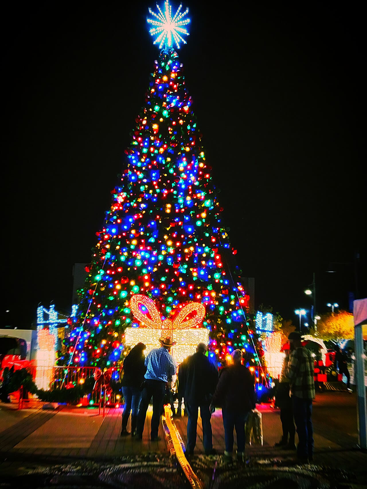 Christmas tree city lights wallpaper in near-black and near-black tones, Full HD, 3:4 format for phone