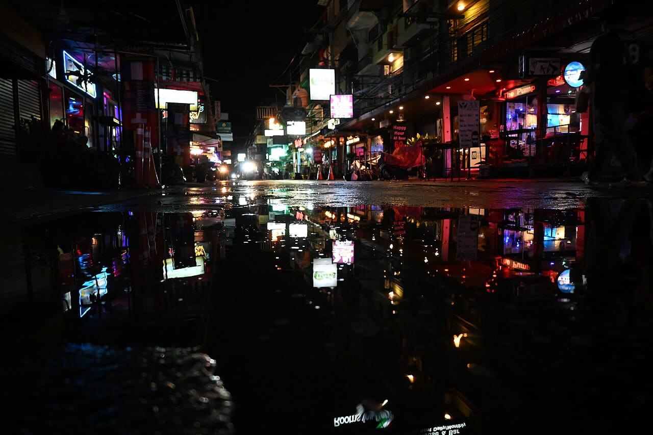 Fondo de pantalla DFC 0505 Neon-lit city street at night reflected in… en tonos near-black y near-black, Full HD, formato 4:3 para móvil