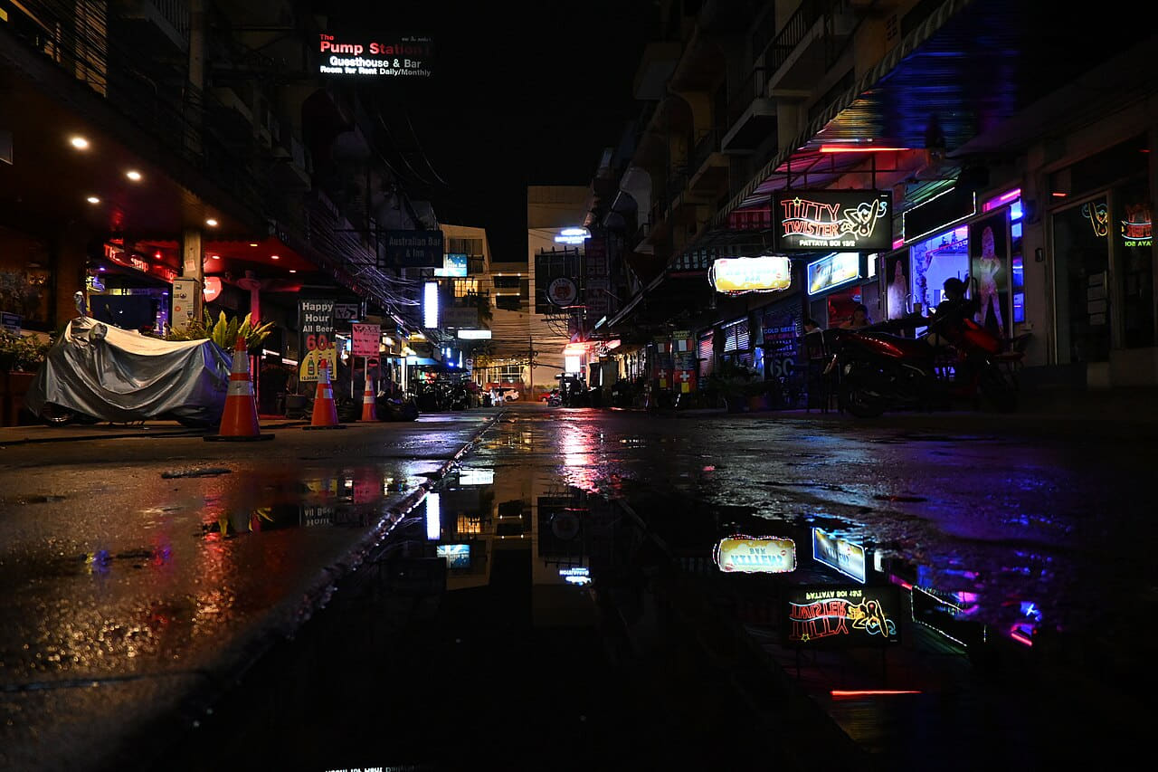 Fondo de pantalla DFC 0506 Wet neon reflections line a quiet city… en tonos near-black y near-black, Full HD, formato 4:3 para móvil