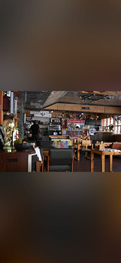 Fondo de pantalla DFC 3014 Cozy eclectic café interior with wooden… en tonos casi negro y carbón, Full HD, formato 4:3 para móvil