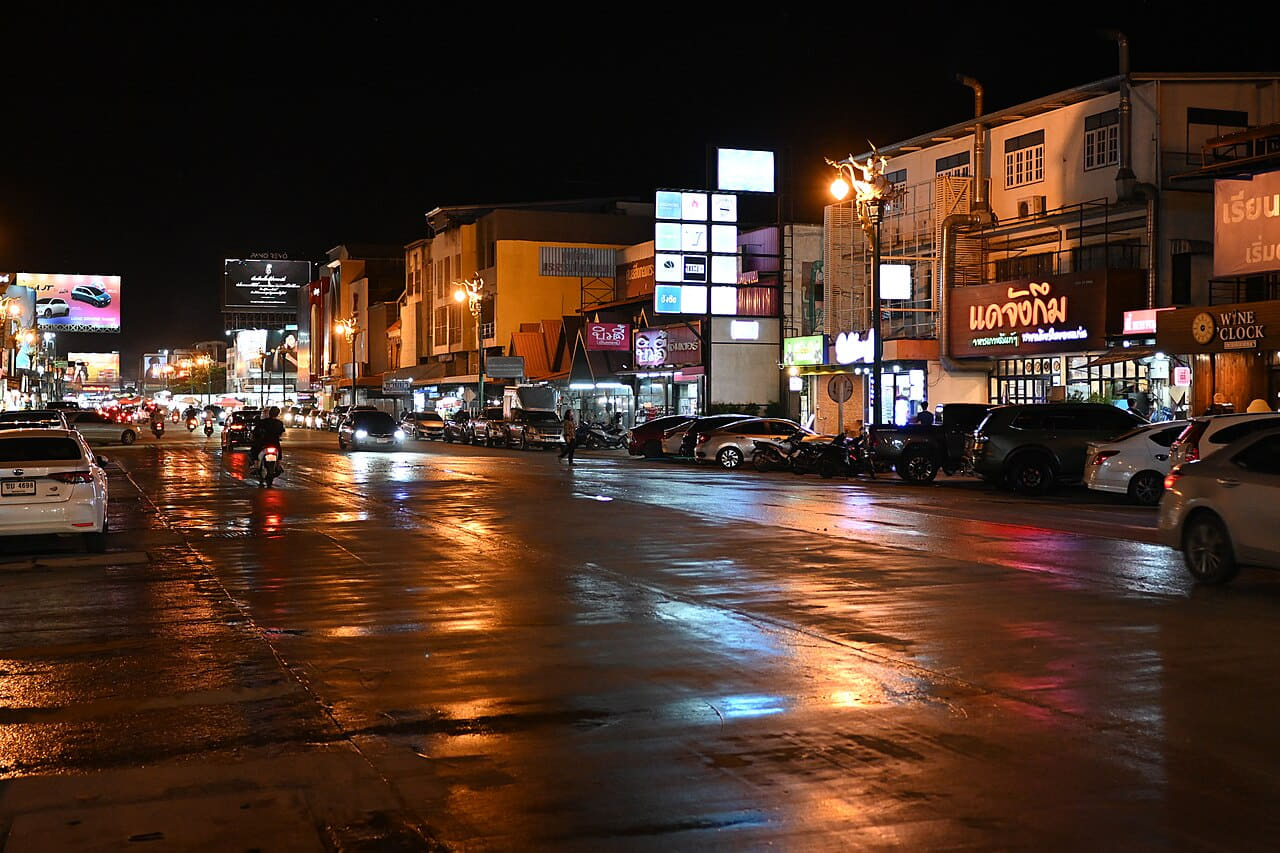 Fondo de pantalla DFC 3503 A wet city street at night shopfronts and… en tonos near-black y charcoal, Full HD, formato 4:3 para móvil