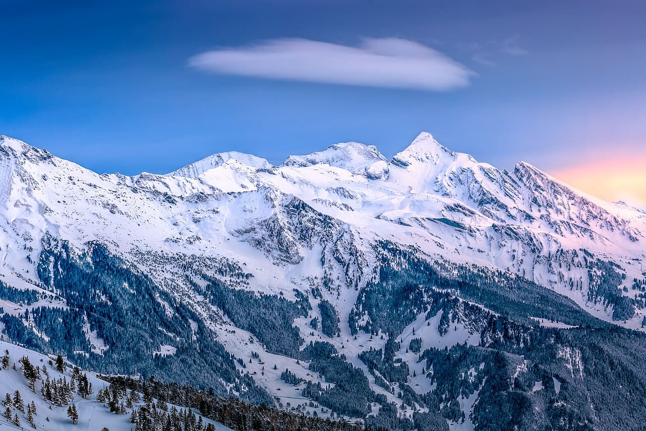 Fondo de pantalla Dramatic Alpine scenery en tonos deep green y mint, Full HD, formato 4:3 para PC