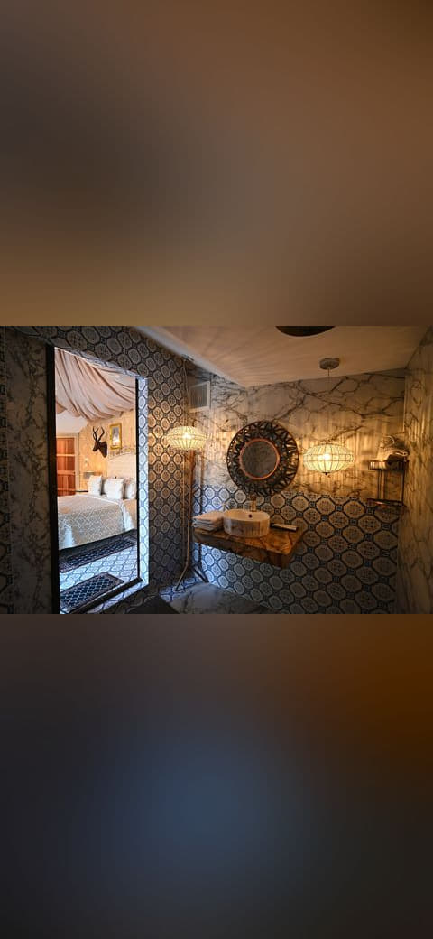 Fondo de pantalla A cozy eclectic suite where patterned tile and… en tonos casi negro y carbón, Full HD, formato 4:3 para móvil