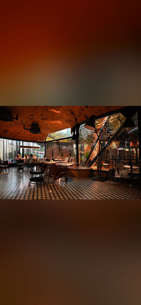 Fondo de pantalla DZ6 0547 A cozy stylish restaurant interior with… en tonos casi negro y carbón, Full HD, formato 4:3 para móvil