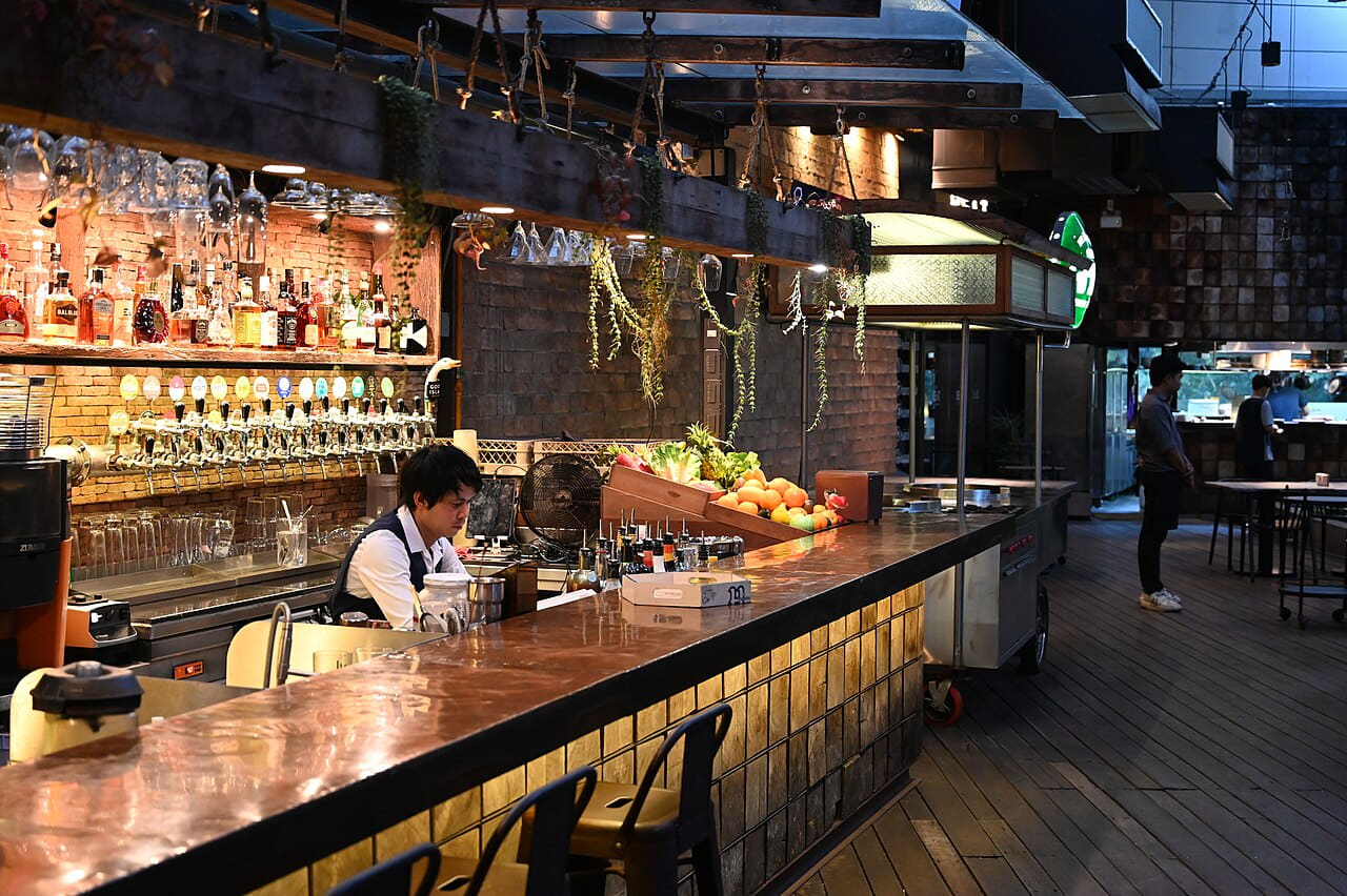 DZ6 0555 A cozy dimly lit bar with a long wooden… wallpaper in near-black and charcoal tones, Full HD, 4:3 format for phone