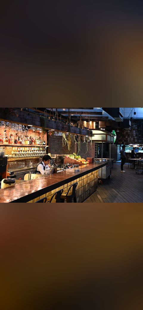Fondo de pantalla DZ6 0555 A cozy dimly lit bar with a long wooden… en tonos casi negro y carbón, Full HD, formato 4:3 para móvil