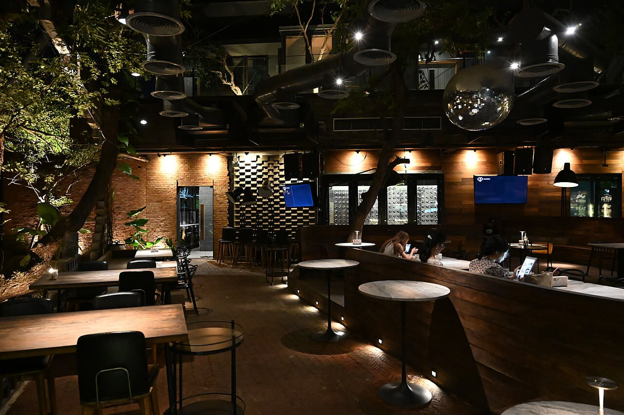 DZ6 0566 A cozy dimly lit modern café with wooden… wallpaper in near-black and near-black tones, Full HD, 4:3 format for phone