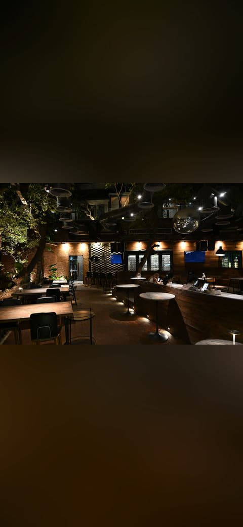 Fondo de pantalla DZ6 0566 A cozy dimly lit modern café with wooden… en tonos casi negro y casi negro, Full HD, formato 4:3 para móvil