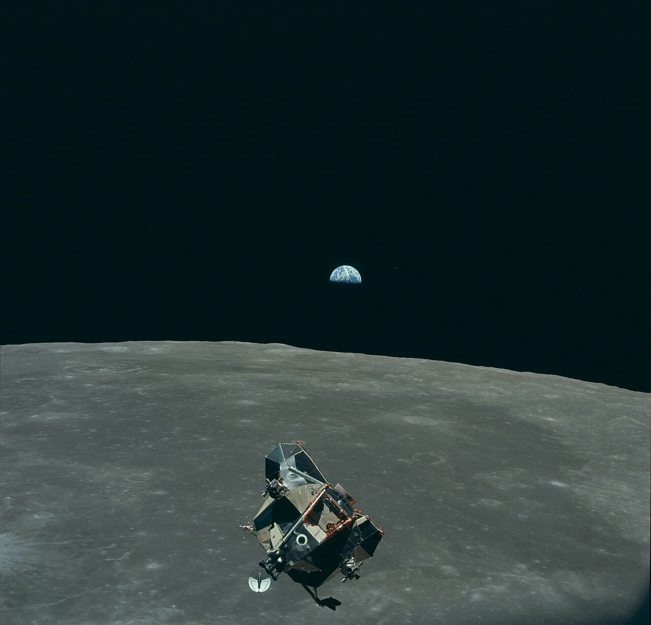 Fondo de pantalla Earth, Moon and Lunar Module, AS11-44 en tonos near-black y olive, Full HD, formato 1:1 para móvil