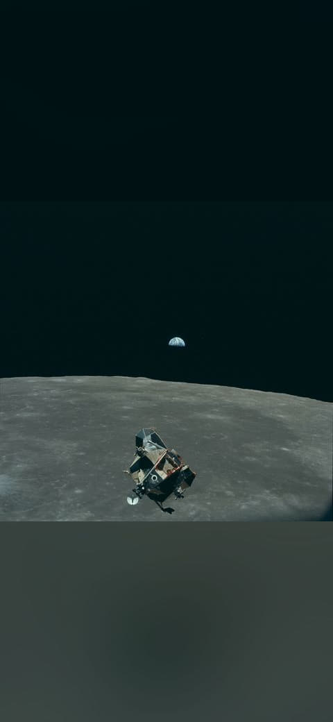 Fondo de pantalla Earth, Moon and Lunar Module, AS11-44 en tonos near-black y olive, Full HD, formato 1:1 para móvil