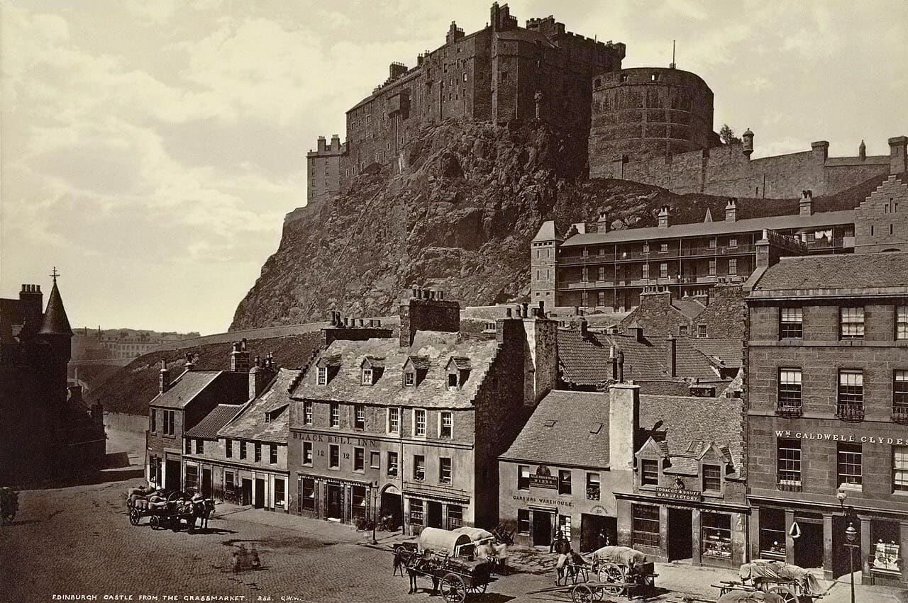 Edinburgh Castle from Grass Market wallpaper in lavender and charcoal tones, Full HD, 4:3 format for phone