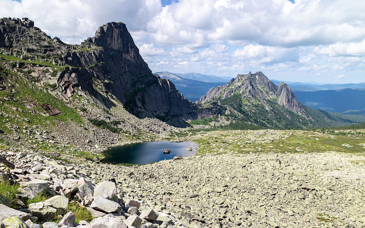 Ergaki, Mountain lake Skazka, Rock formations,… wallpaper in sand and lavender tones, Full HD, 16:9 format for desktop