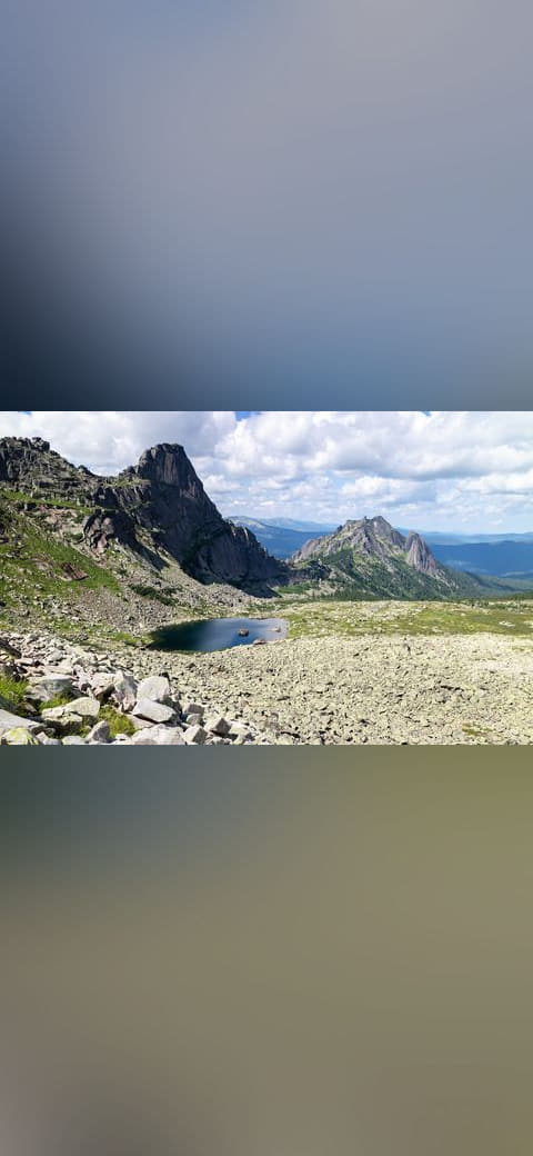 Fondo de pantalla Ergaki, Mountain lake Skazka, Rock formations,… en tonos arena y lavanda, Full HD, formato 16:9 para PC