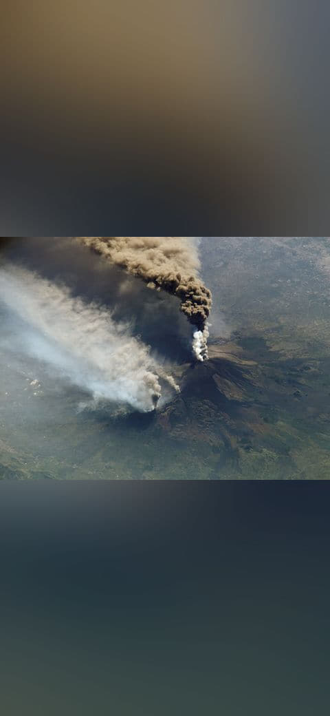 Fondo de pantalla Etna eruption seen from the International Space… en tonos charcoal y olive, Full HD, formato 4:3 para móvil