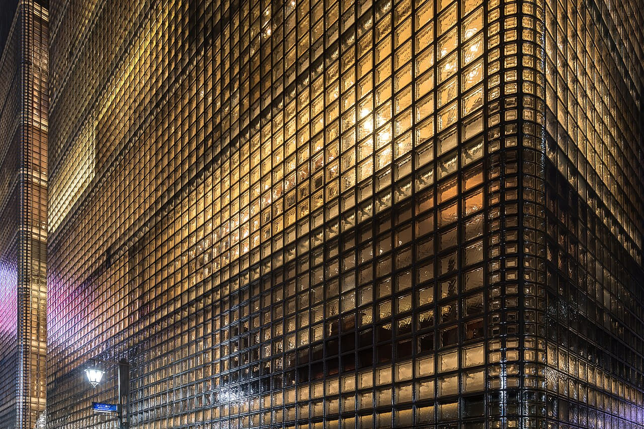 Fondo de pantalla Exterior view of the illuminated facade of Maison… en tonos casi negro y oliva, Full HD, formato 4:3 para PC
