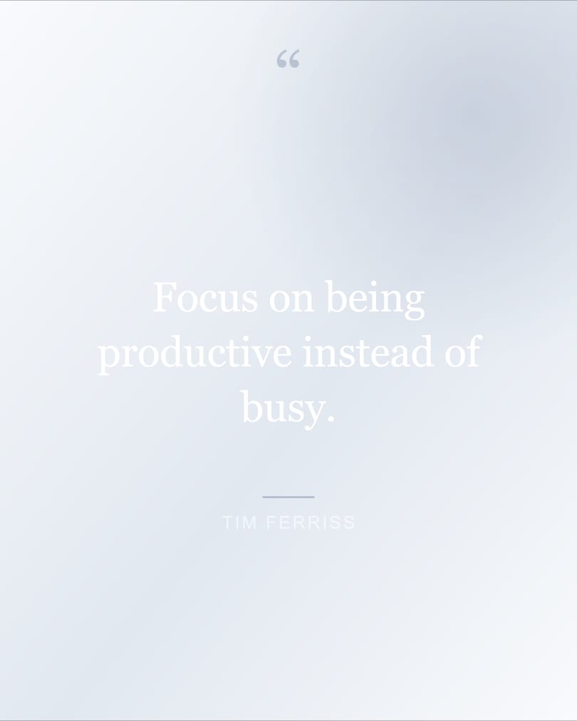Fondo de pantalla con la frase "Focus on being productive instead of busy." sobre fondo lavender y cream, HD, formato 4:5
