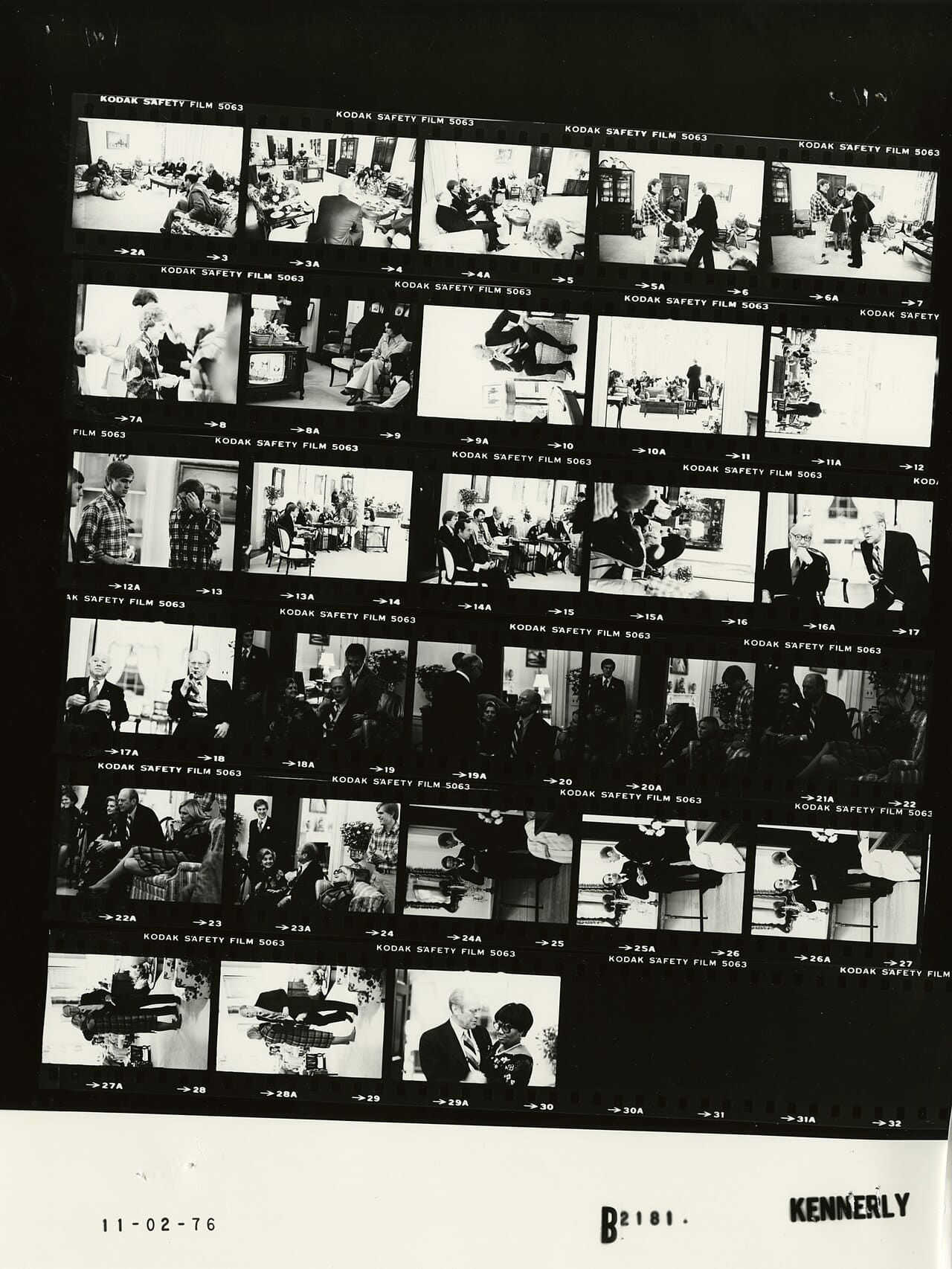 Fondo de pantalla Ford B2181 NLGRF photo contact sheet en tonos near-black y near-black, Full HD, formato 3:4 para móvil