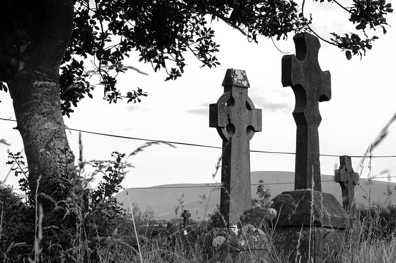 Freemount Graveyard late evening wallpaper in cream and charcoal tones, Full HD, 4:3 format for phone