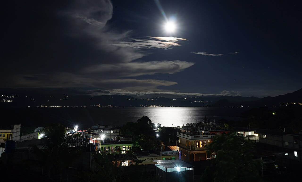 Fondo de pantalla Full Moon at Lago Atitlan en tonos near-black y near-black, Full HD, formato 16:9 para móvil