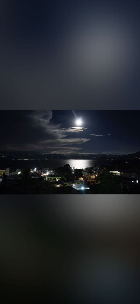 Fondo de pantalla Full Moon at Lago Atitlan en tonos near-black y near-black, Full HD, formato 16:9 para móvil