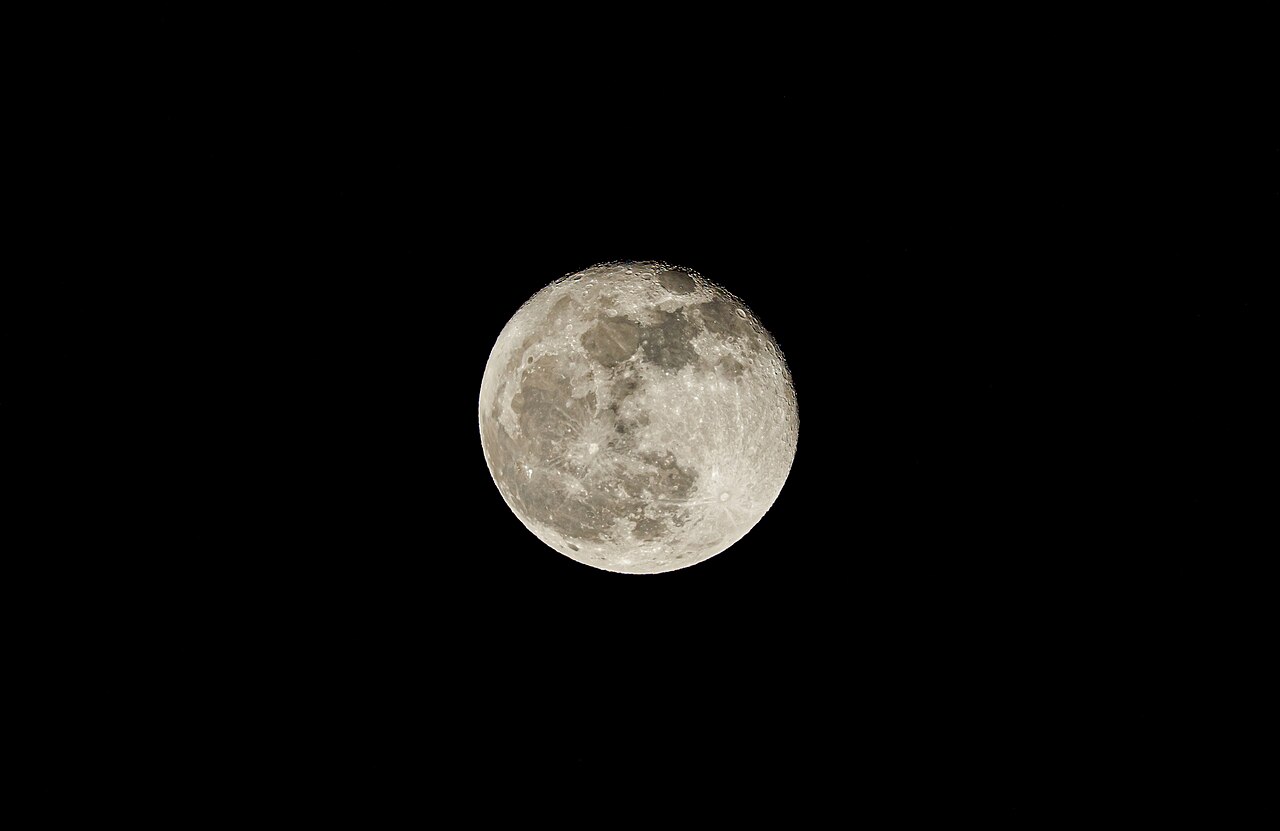 Fondo de pantalla FULL MOON IN MAY 17 2022 en tonos casi negro y verde salvia, Full HD, formato 16:9 para móvil