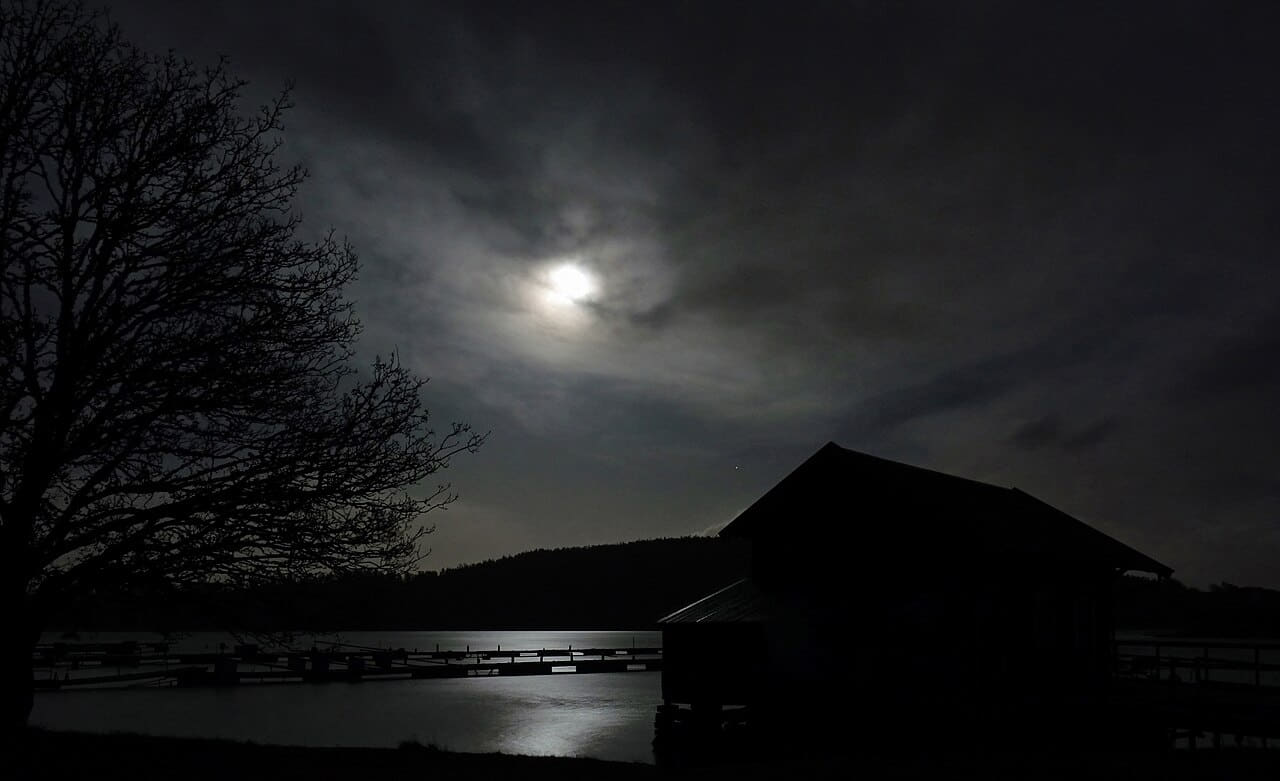 Fondo de pantalla Full moon over Gullmarn fjord at Holma Marina 1 en tonos near-black y near-black, Full HD, formato 16:9 para móvil