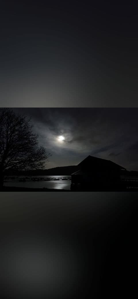 Fondo de pantalla Full moon over Gullmarn fjord at Holma Marina 1 en tonos near-black y near-black, Full HD, formato 16:9 para móvil