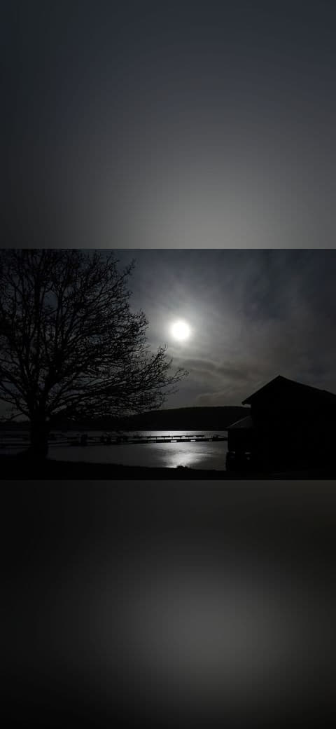 Fondo de pantalla Full moon over Gullmarn fjord at Holma Marina 2 en tonos near-black y near-black, Full HD, formato 4:3 para móvil