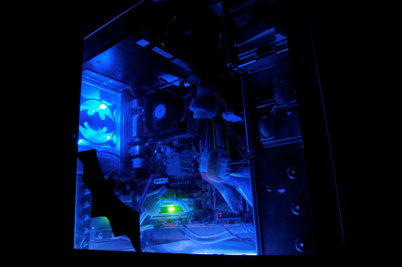 Fondo de pantalla Gaming computer with bat decals en tonos near-black y near-black, Full HD, formato 4:3 para móvil