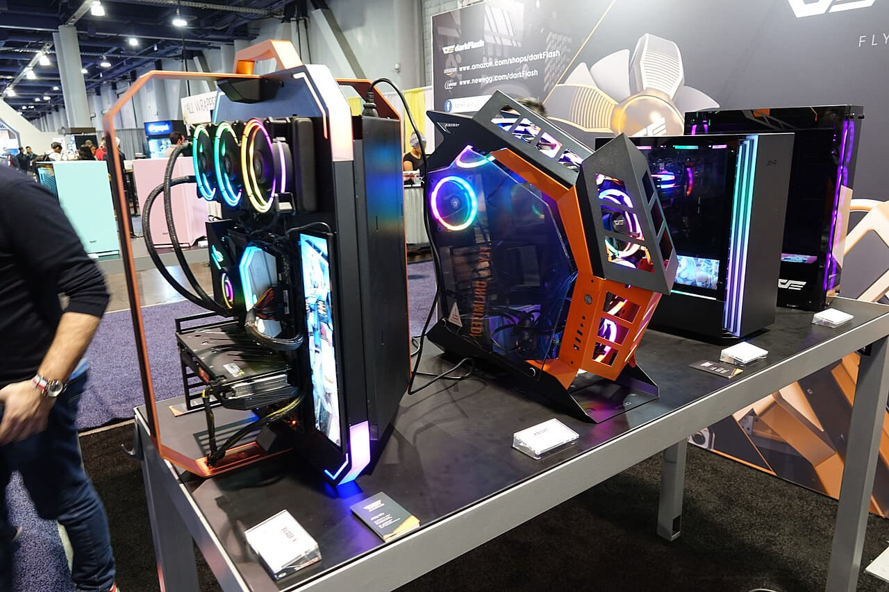 Fondo de pantalla Gaming computers en tonos near-black y charcoal, Full HD, formato 4:3 para móvil