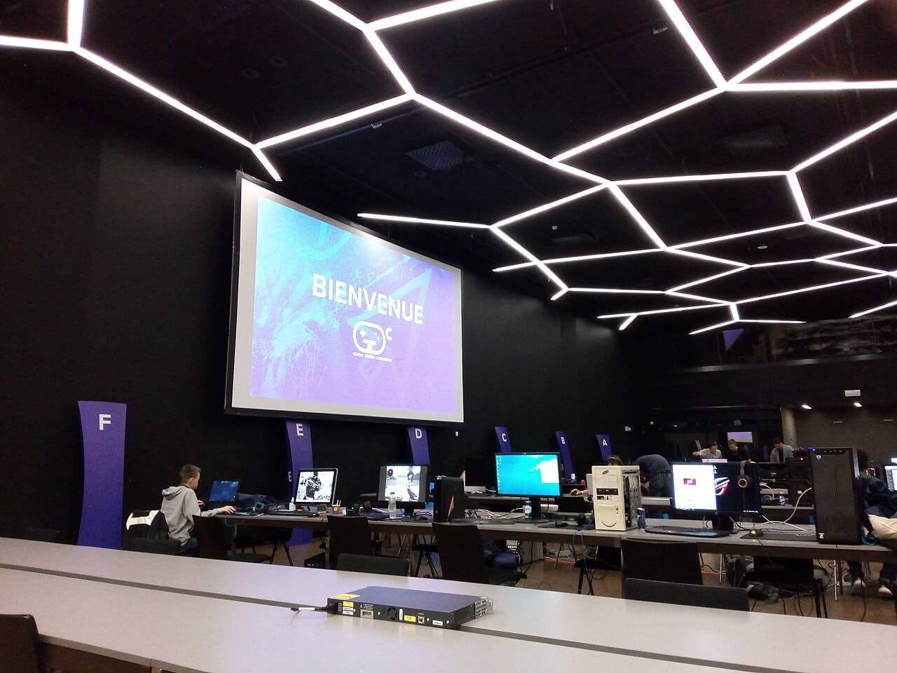 Fondo de pantalla Geneva Gaming Convention 2016 - setup 01 en tonos near-black y near-black, Full HD, formato 4:3 para móvil