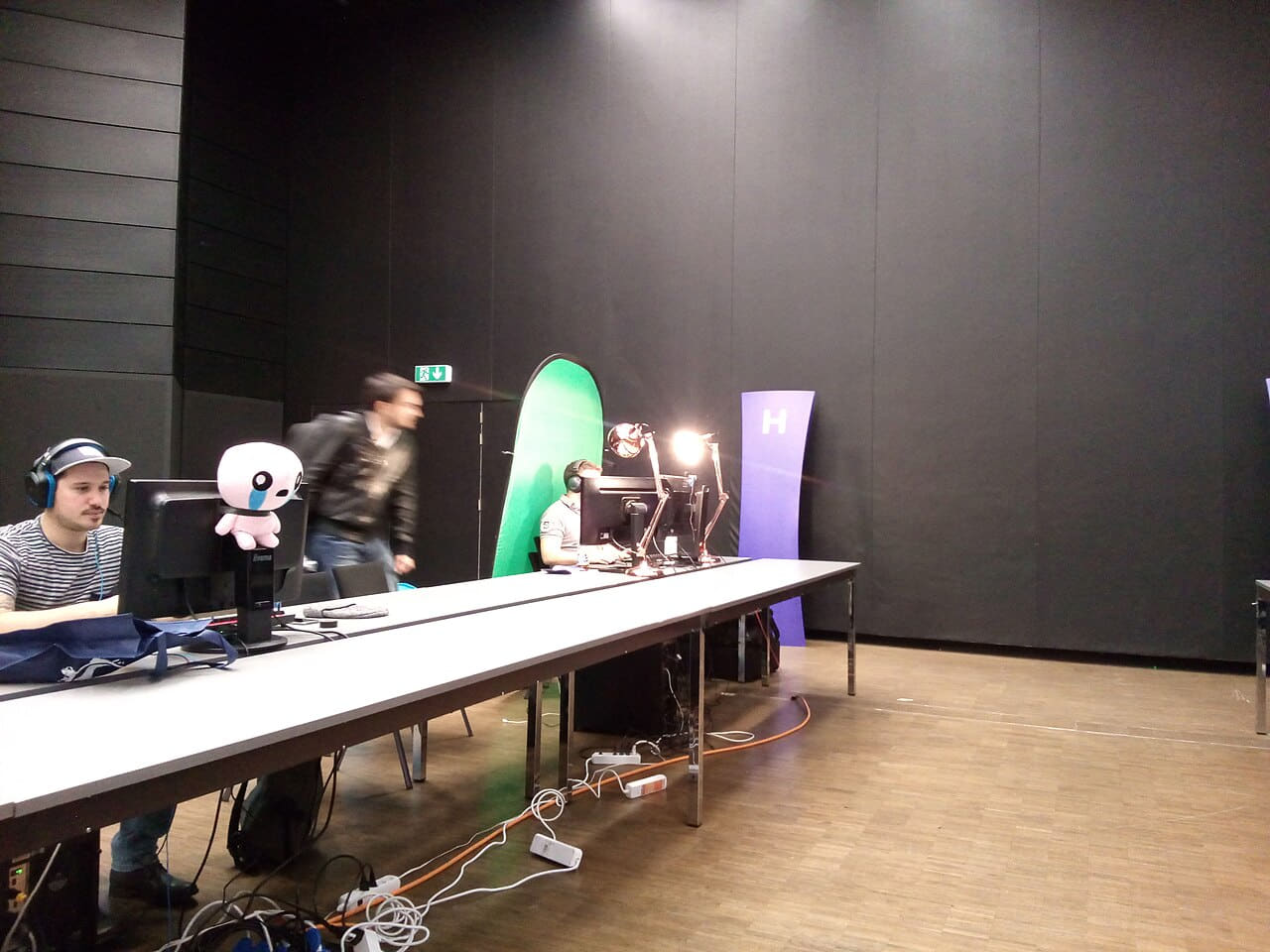 Fondo de pantalla Geneva Gaming Convention 2016 - setup 02 en tonos charcoal y near-black, Full HD, formato 4:3 para móvil