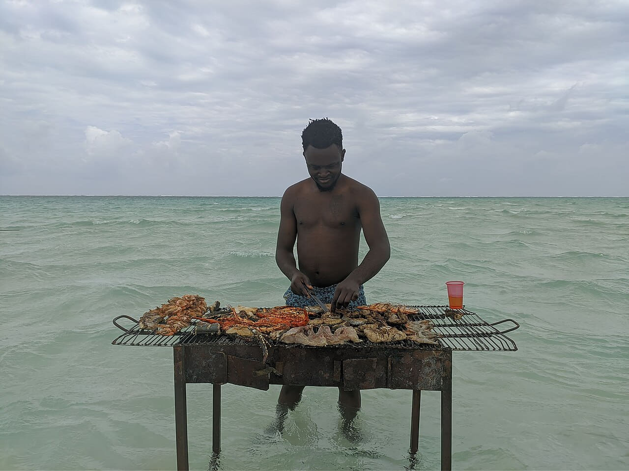 Fondo de pantalla Grilling seafood in the ocean at Malindi Sandbank 01 en tonos slate y mint, Full HD, formato 4:3 para móvil