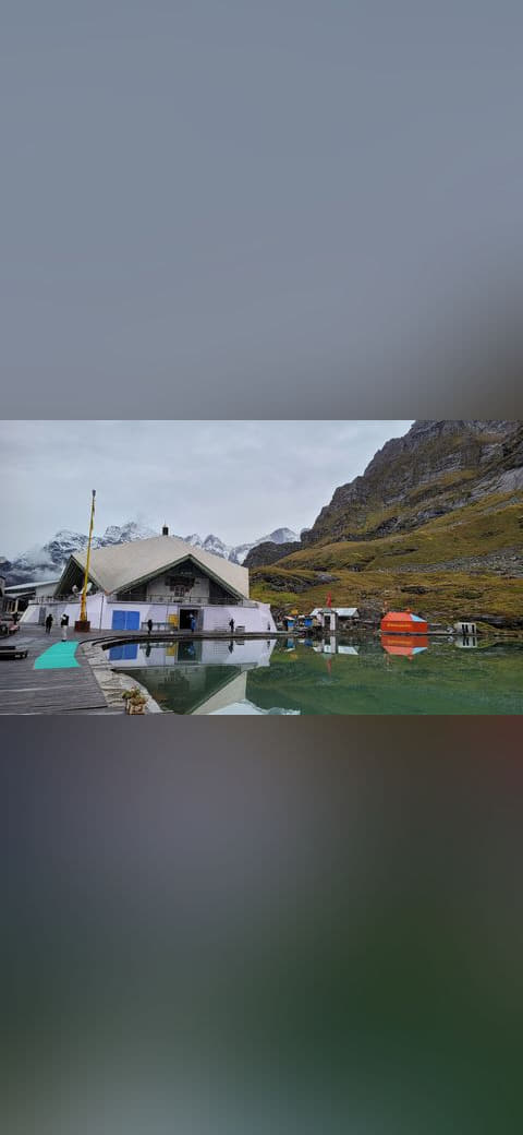 Fondo de pantalla Hemkund Sahib Gurudwara with reflection on lake en tonos menta y carbón, Full HD, formato 16:9 para PC