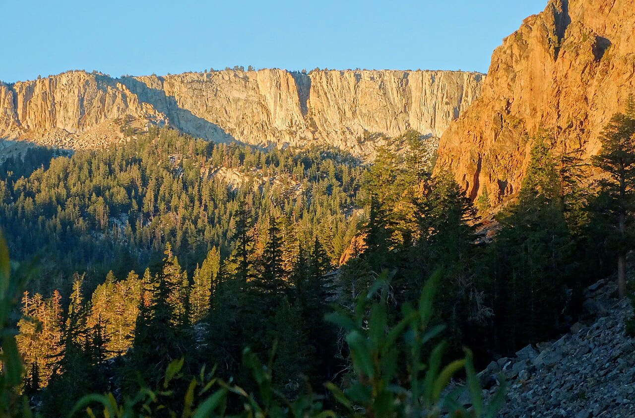 Fondo de pantalla High Sierra Sunrise, Mammoth Lakes, CA 9-16 en tonos azul cielo y casi negro, Full HD, formato 4:3 para PC