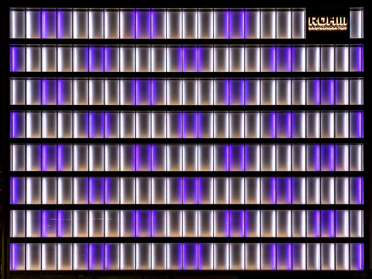 Fondo de pantalla Illuminated white and purple facade of the office… en tonos near-black y sand, Full HD, formato 4:3 para móvil