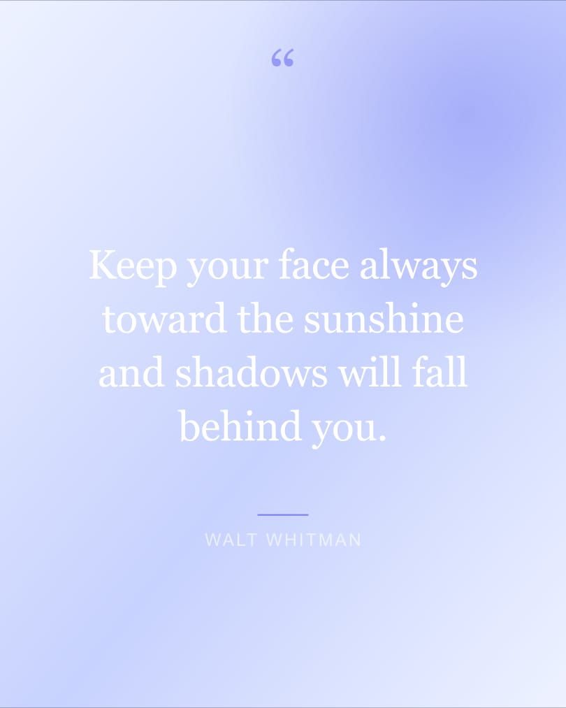 Fondo de pantalla con la frase "Keep your face always toward the sunshine and…" sobre fondo lavender y lavender, HD, formato 4:5