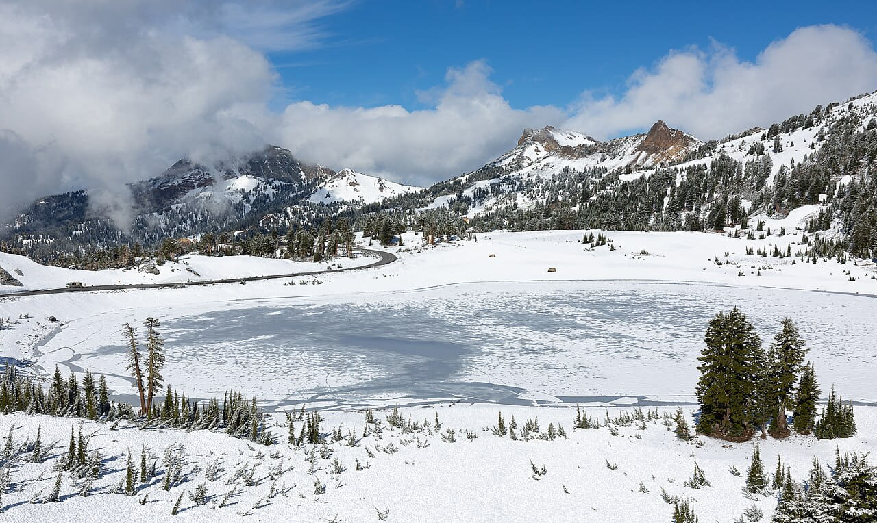 Fondo de pantalla Lake Helen in June 2022 en tonos lavender y sand, Full HD, formato 16:9 para PC
