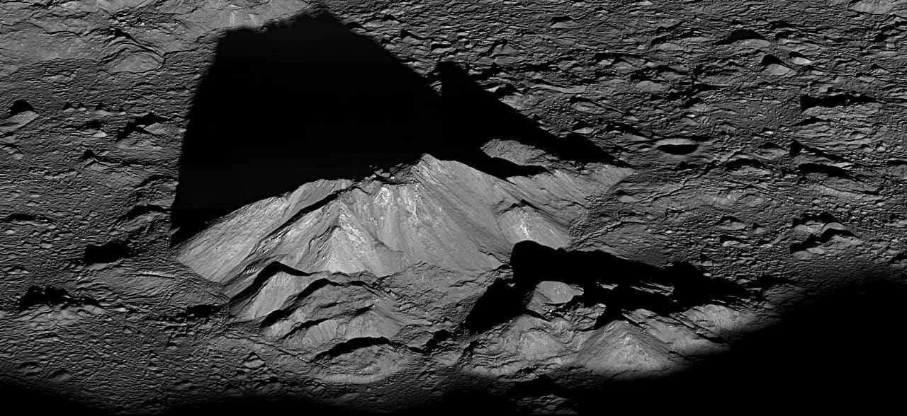 Fondo de pantalla LRO Tycho Central Peak en tonos charcoal y near-black, Full HD, formato 21:9 para móvil