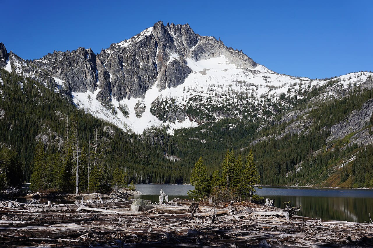 Fondo de pantalla McClellan Peak seen from Upper Snow Lake en tonos charcoal y charcoal, Full HD, formato 4:3 para PC