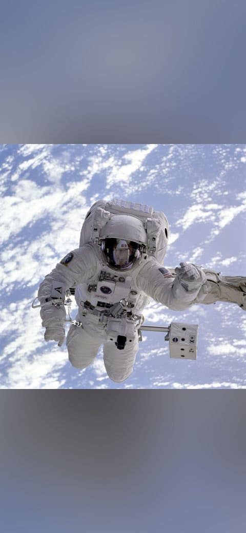 Fondo de pantalla Michael Gernhardt in space during STS-69 in 1995 en tonos sage green y mint, Full HD, formato 1:1 para móvil