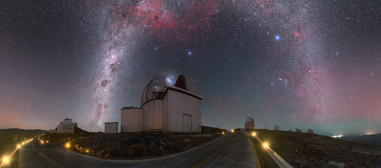 Fondo de pantalla Milky Way Arching Over La Silla en tonos charcoal y olive, Full HD, formato 21:9 para móvil
