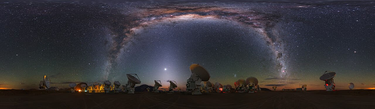 Fondo de pantalla Milky Way at Chajnantor en tonos near-black y charcoal, Full HD, formato 21:9 para móvil
