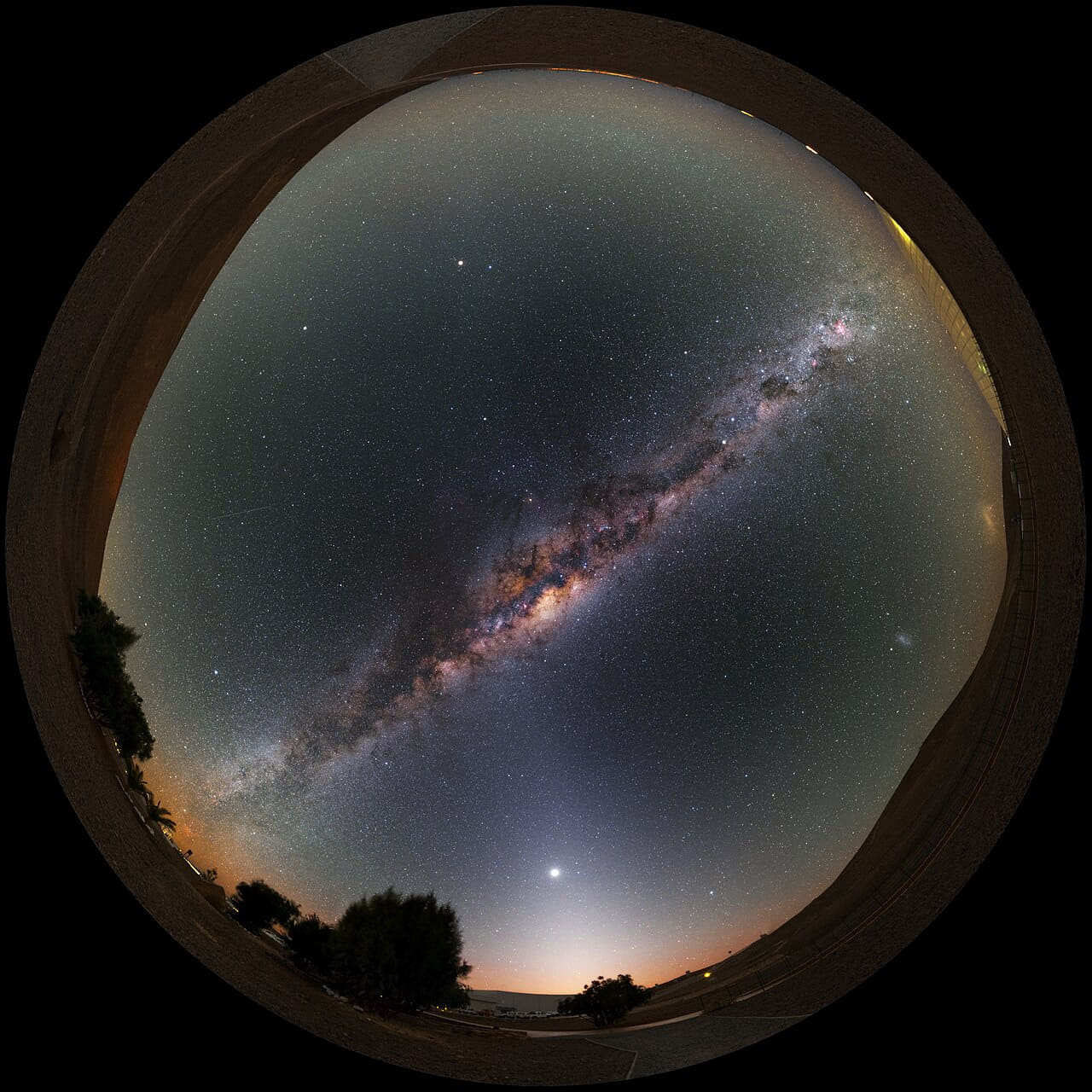 Fondo de pantalla Milky Way at the Residencia en tonos near-black y near-black, Full HD, formato 1:1 para móvil