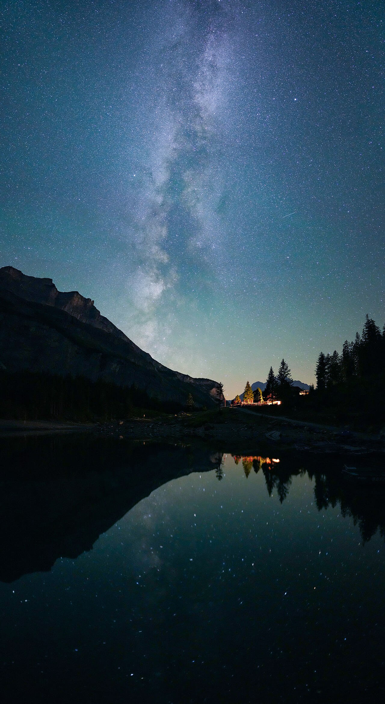 Fondo de pantalla Milky Way during Perseids seen from Oeschinensee… en tonos near-black y near-black, Full HD, formato 9:16 para móvil